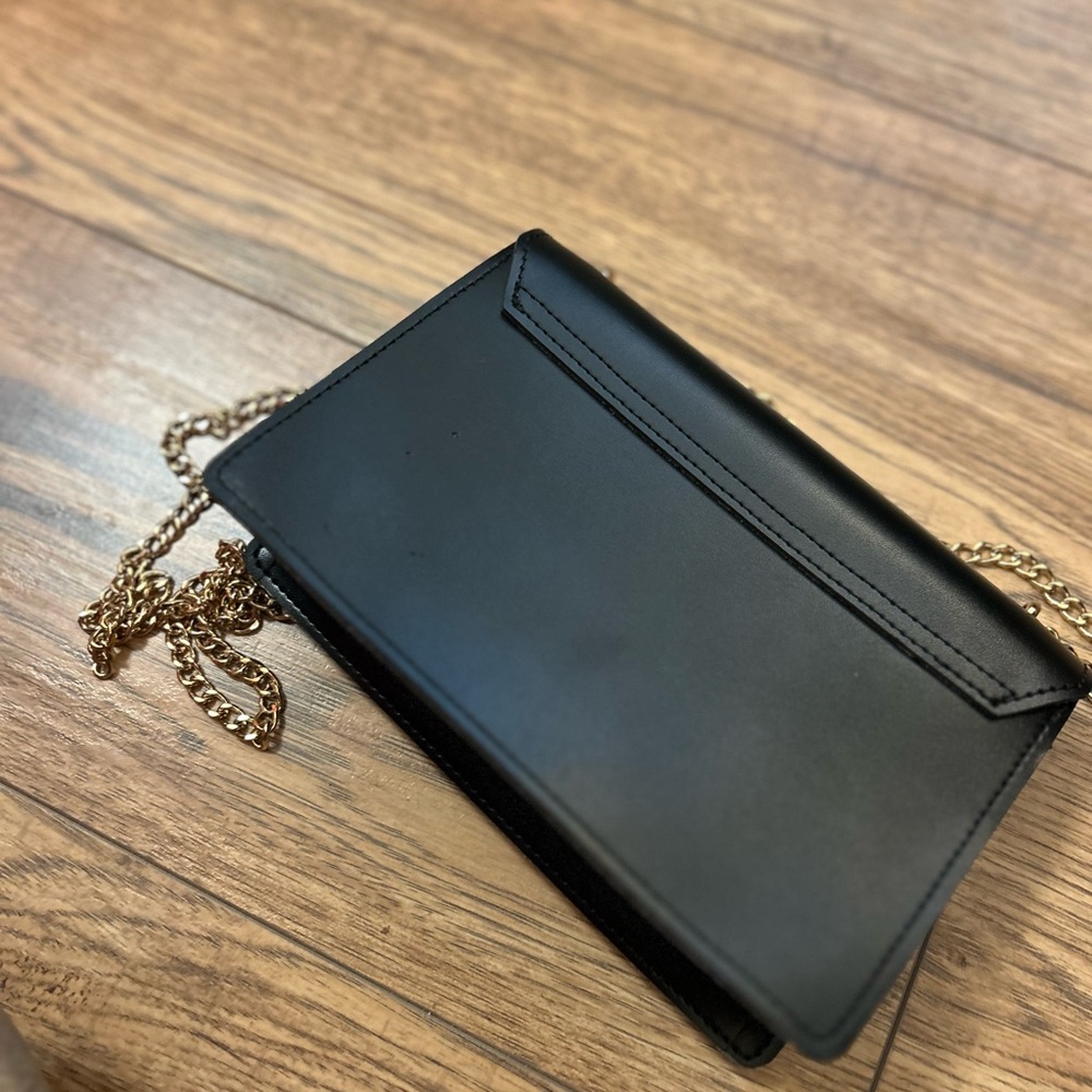 Elegant Black Leather and Gold Chain Shoulder Bag - Picture 4 of 6